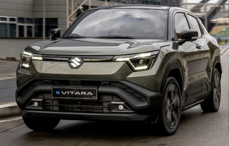 Grüner Suzuki Vitara in der Stadt lichter sin dan